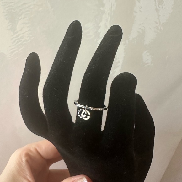 GUCCI Running G Ring with GG Charm in 18K White Gold - Picture 4 of 11